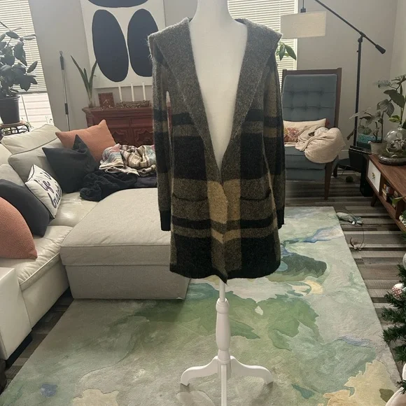 Cyrus Black and Tan Knitwear - Picture 8 of 12